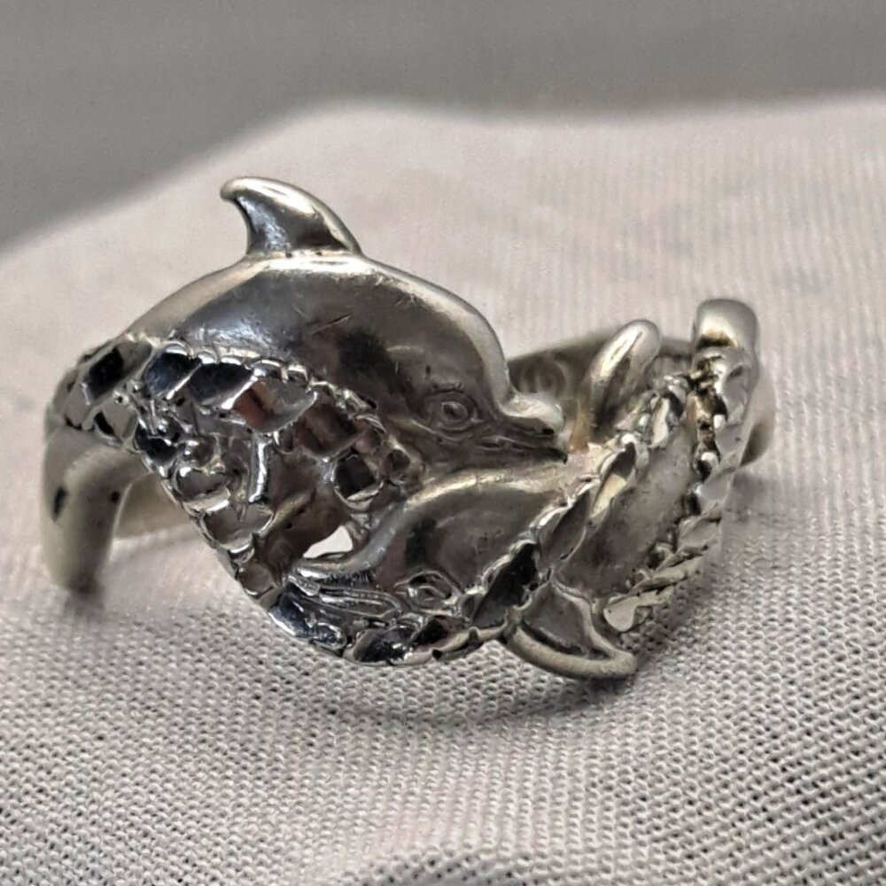 VINTAGE RING ~ ENTWINED HUGGING DOLPHINS ~ DIAMOND CUT STERLING ~ Sz 6 ~ 3Gr